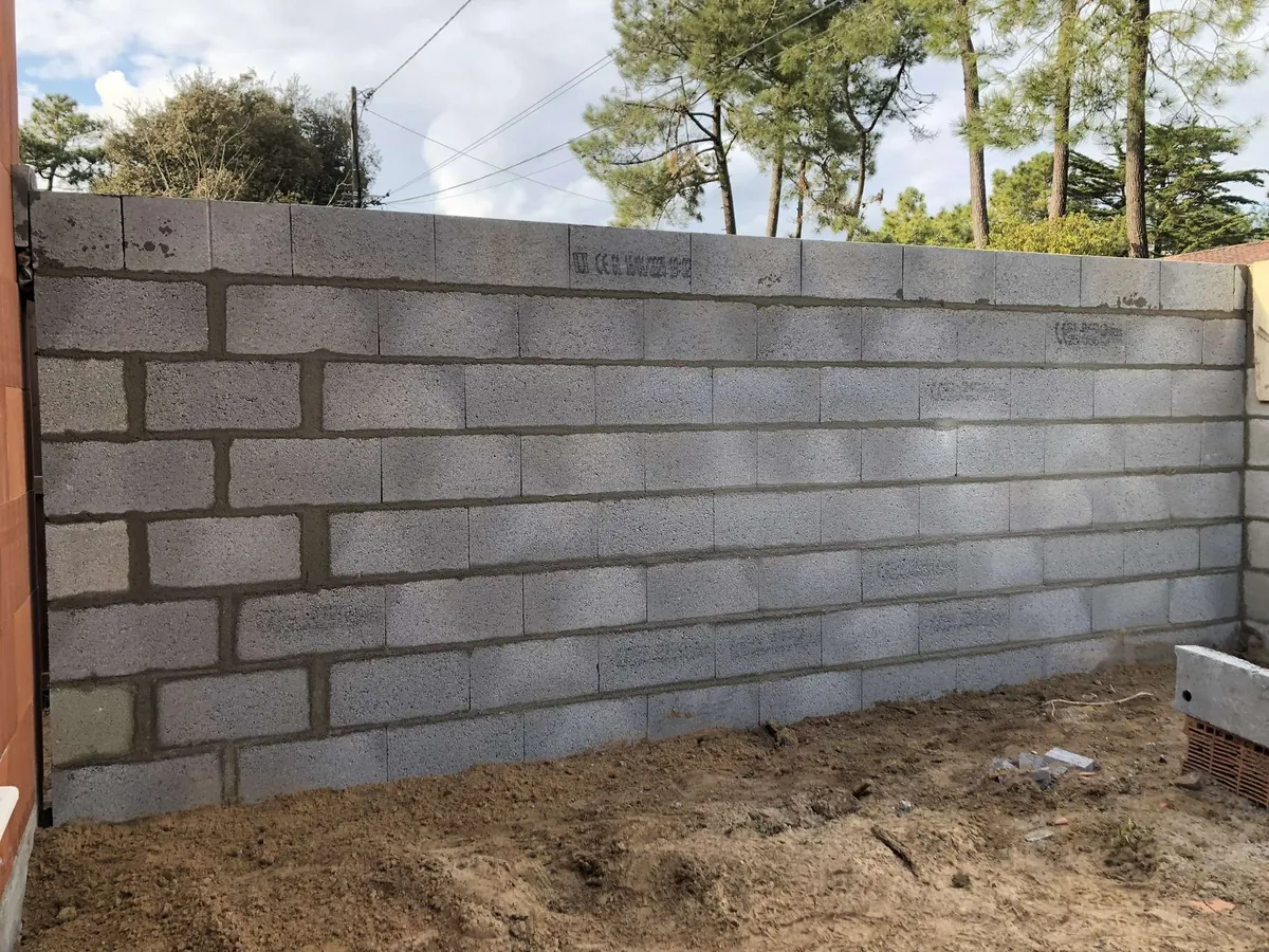 Mur en parpaings maçonnerie clôture